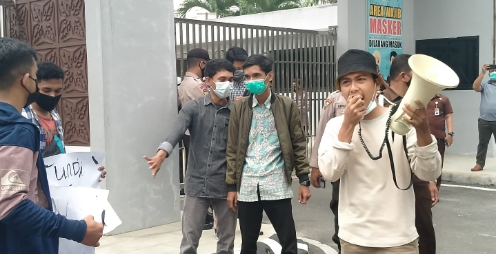 Mahasiswa Demo Desak KPK Surati Gubernur Riau, Tunda Pelantikan ...