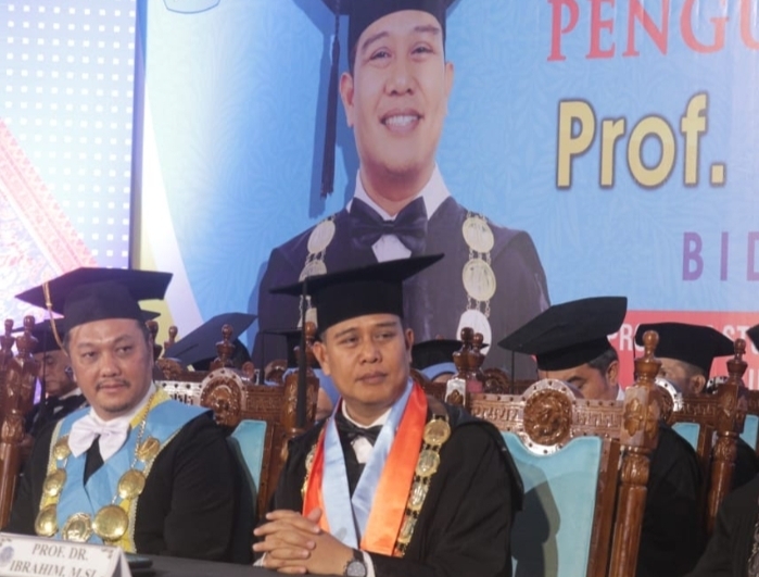 Momen Pengukuhan Sebagai Guru Besar Rektor UBB Sebut Jelang Pemilu 2024 ...