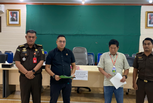 BABELTODAY.COM (Pangkalpinang) — Kejaksaan Negeri (Kejari) Pangkalpinang melalui Seksi Tindak Pidana Khusus menerima pembayaran uang pengganti sebesar Rp85.135.273 dari terpidana Lasidi Pribadi bin Marto Dalijo (alm), dalam perkara tindak pidana korupsi pembangunan Masjid Asrama Haji Transit pada Kementerian Agama Wilayah Bangka Belitung tahun anggaran 2020. Pembayaran tersebut dilakukan pada Selasa (11/11/2025) sekitar pukul 13.30 WIB.