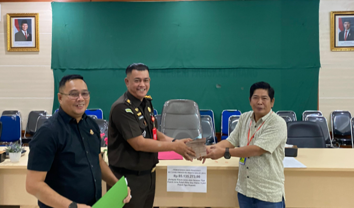Pangkalpinang — Kejaksaan Negeri (Kejari) Pangkalpinang melalui Seksi Tindak Pidana Khusus menerima pembayaran uang pengganti sebesar Rp85.135.273 dari terpidana Lasidi Pribadi bin Marto Dalijo (alm), dalam perkara tindak pidana korupsi pembangunan Masjid Asrama Haji Transit pada Kementerian Agama Wilayah Bangka Belitung tahun anggaran 2020. Pembayaran tersebut dilakukan pada Selasa (11/11/2025) sekitar pukul 13.30 WIB.